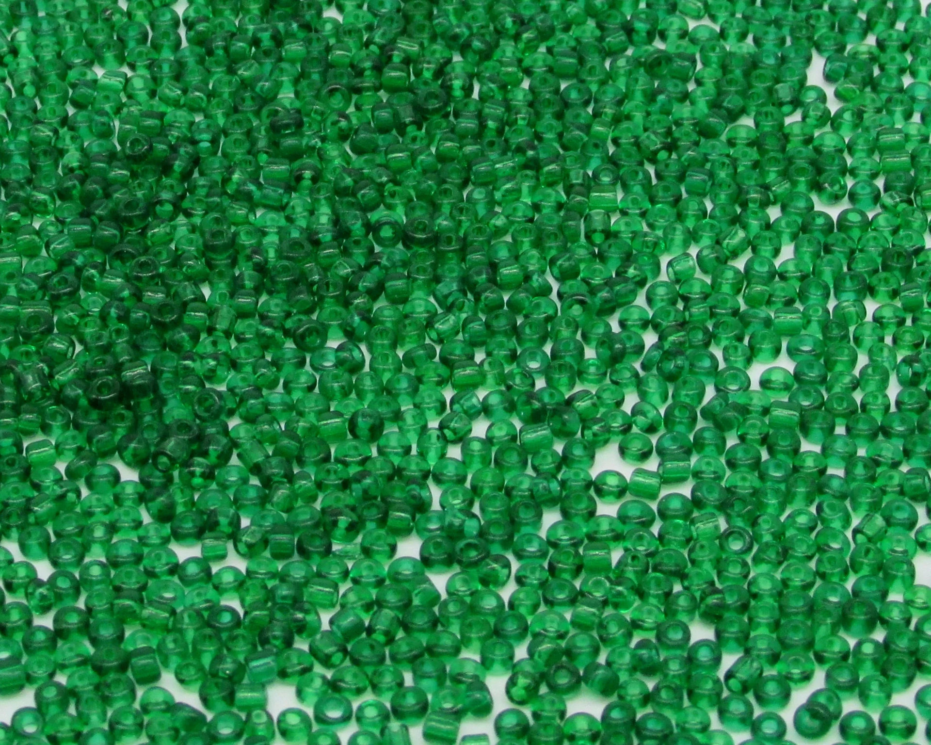 10/0 Round Seed Beads Translucent Green (25g)