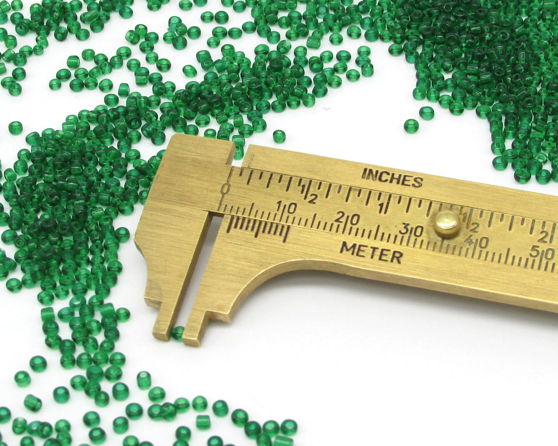 10/0 Round Seed Beads Translucent Green (25g)