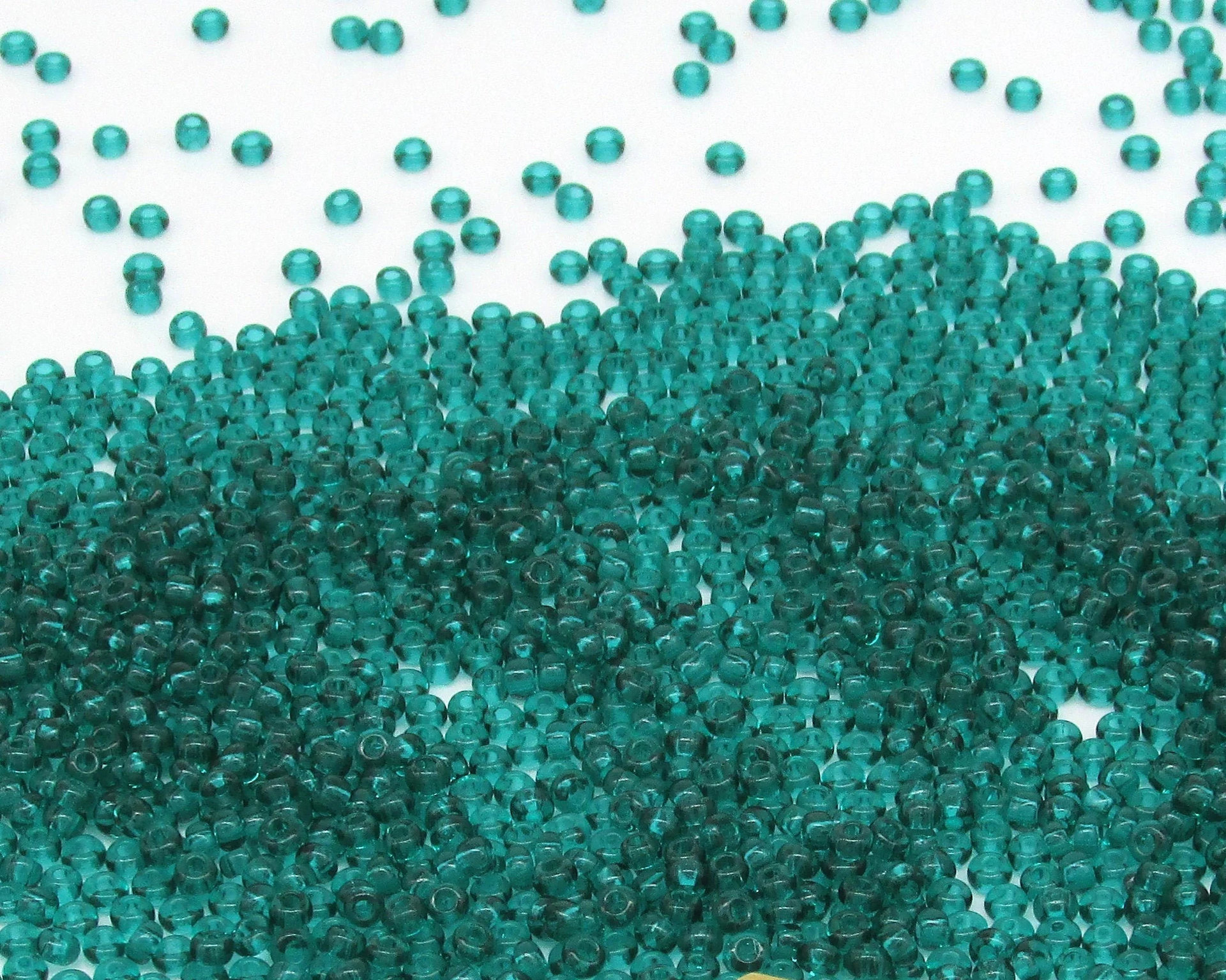 10/0 Round Seed Beads Translucent Teal (25g)