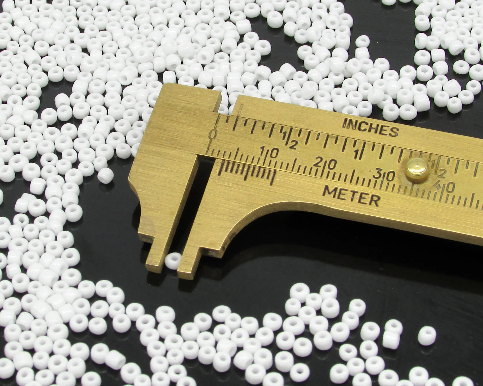 8/0 Round Seed Beads Opaque White (25g)