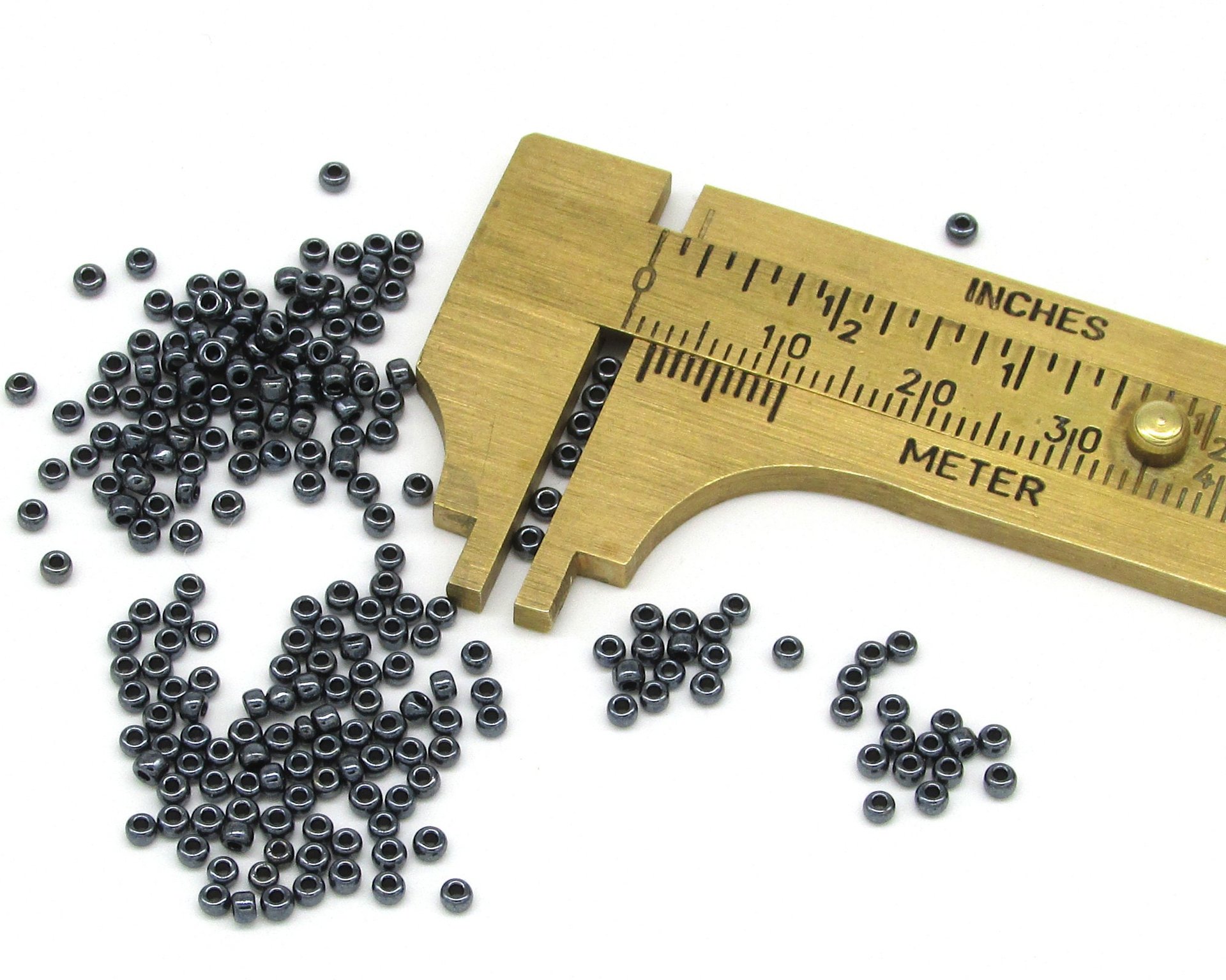 11/0 Round Seed Beads Hematite Gray (25g)