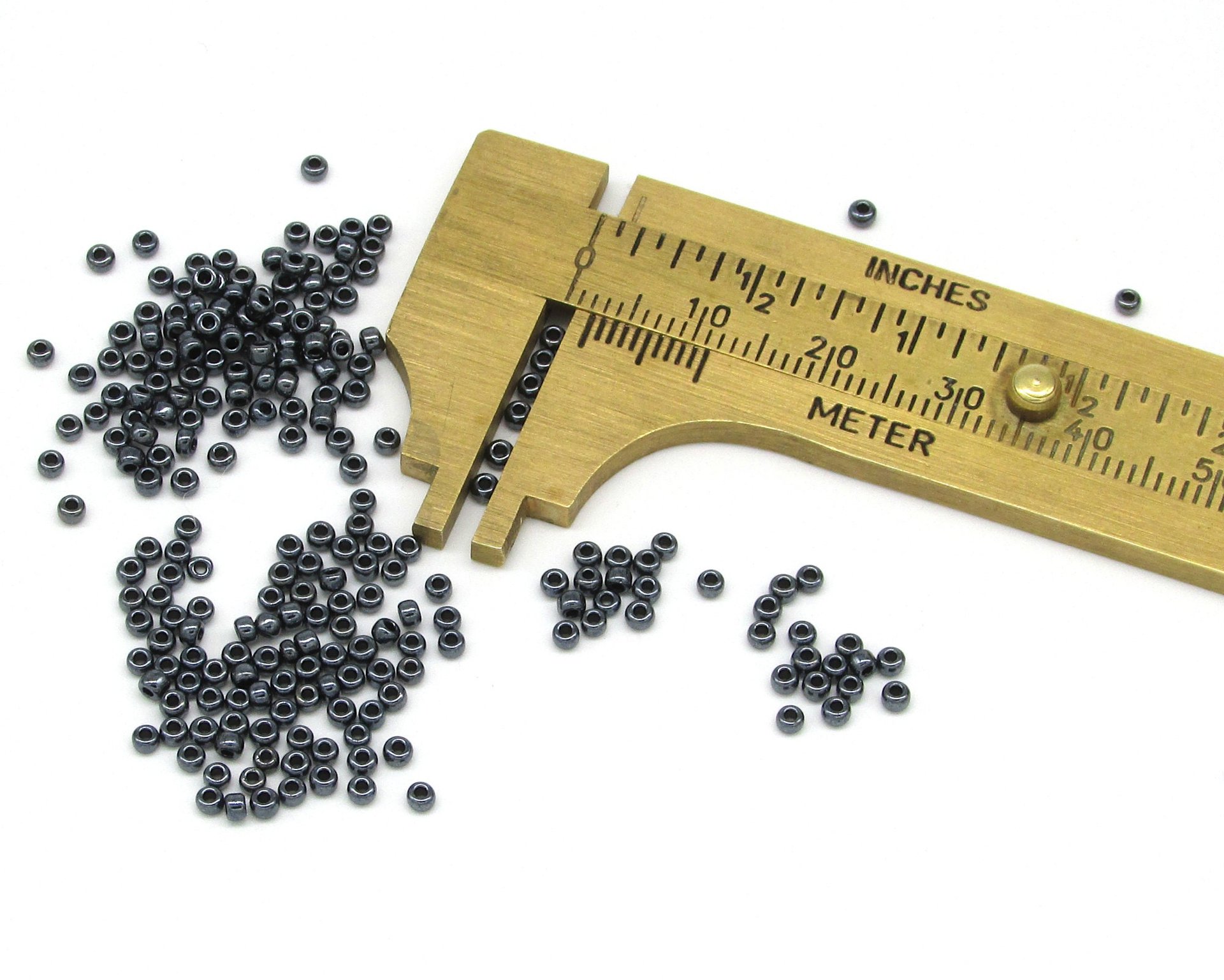 11/0 Round Seed Beads Hematite Gray (25g)