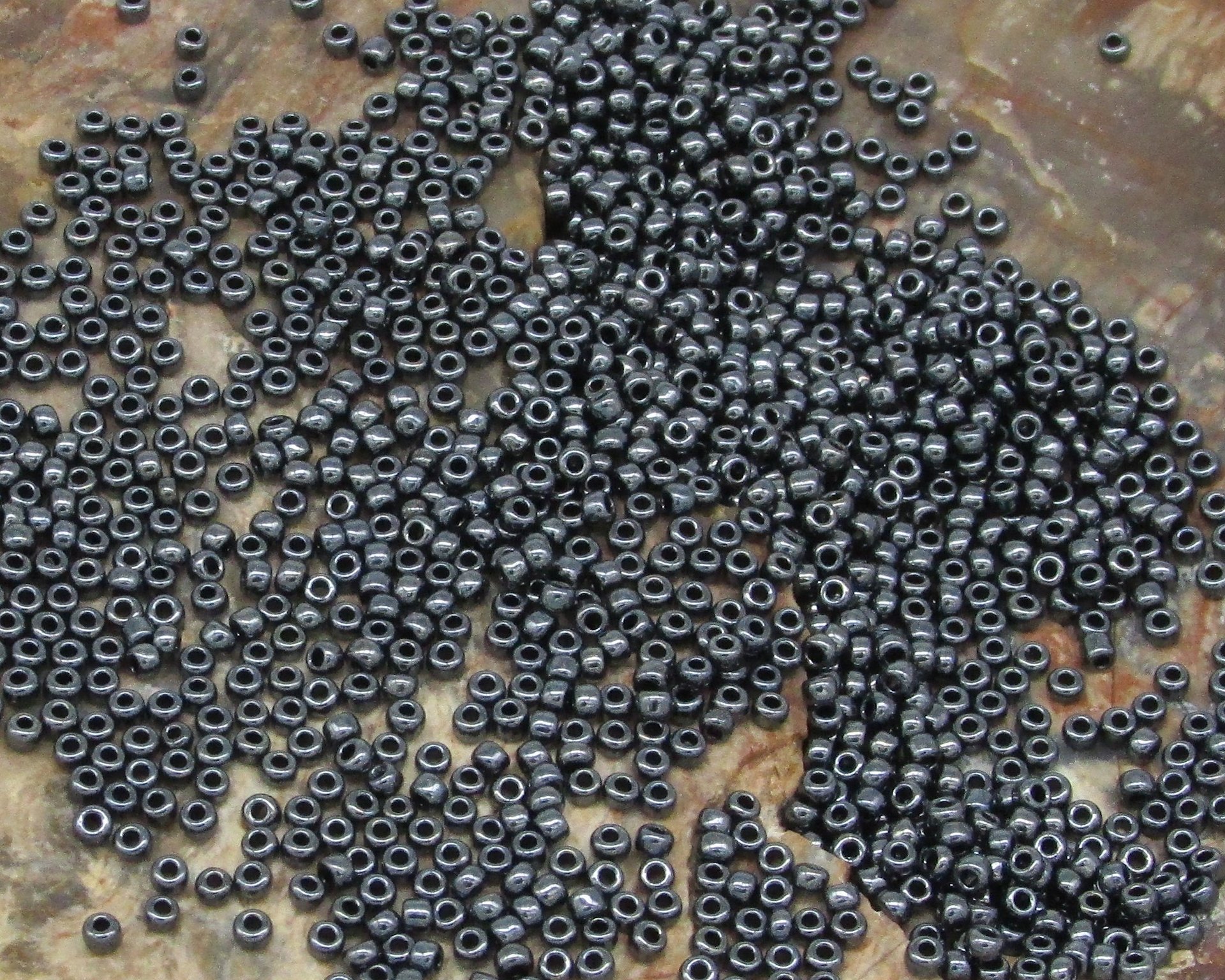11/0 Round Seed Beads Hematite Gray (25g)