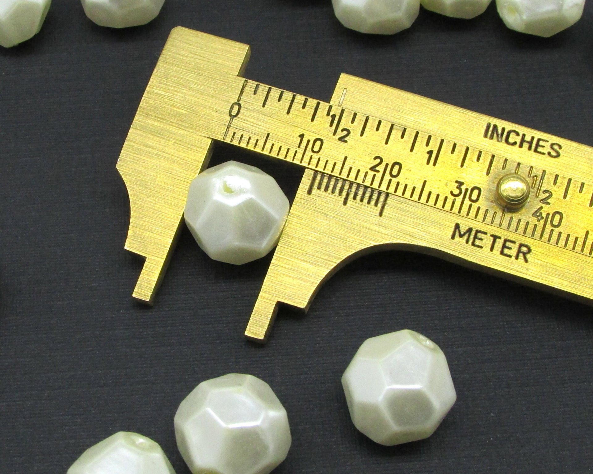 Vintage Cream Lustre Faceted Beads (42)