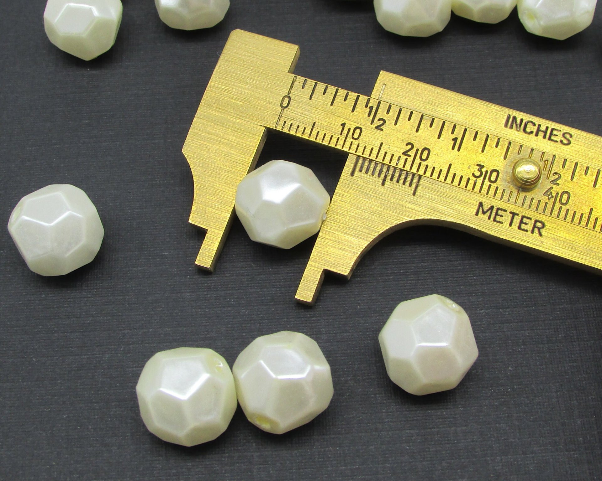 Vintage Cream Lustre Faceted Beads (42)