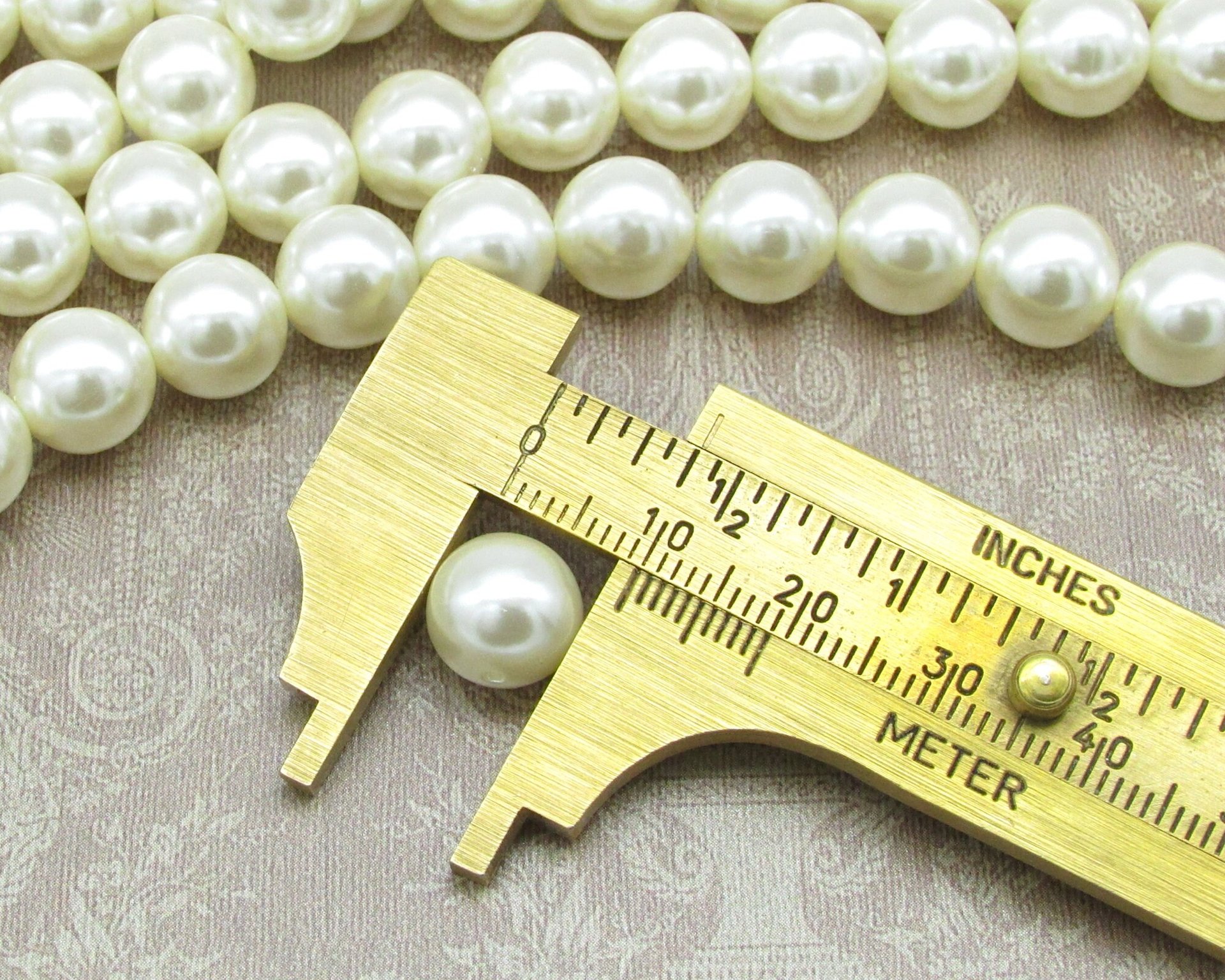 10mm Round Plastic Pearls, Vintage Cultura Lustre Beads (24)