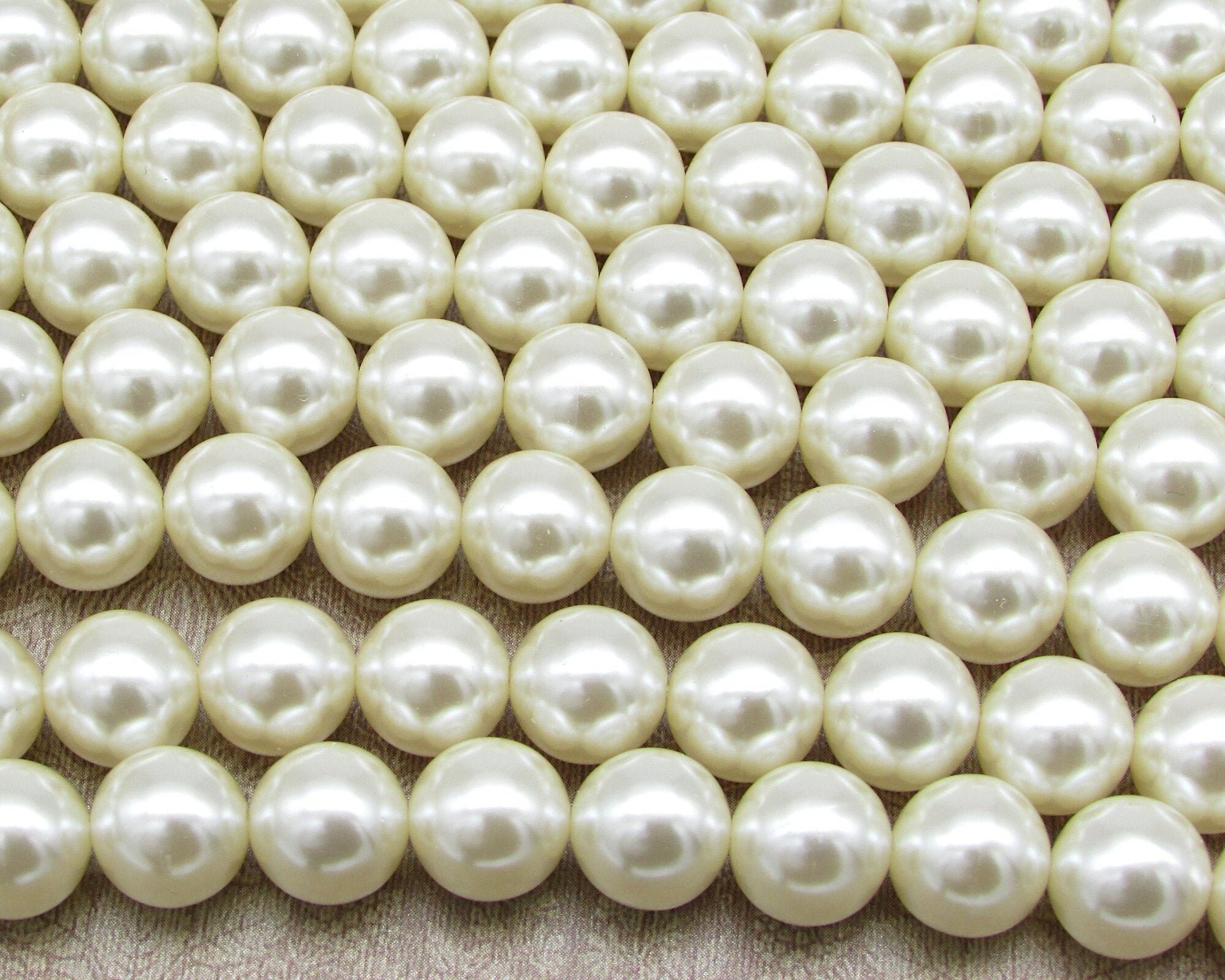 10mm Round Plastic Pearls, Vintage Cultura Lustre Beads (24)