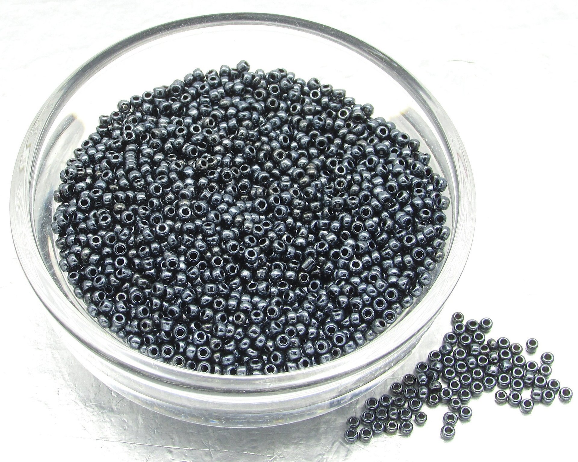 11/0 Round Seed Beads Metallic Gray (25g)