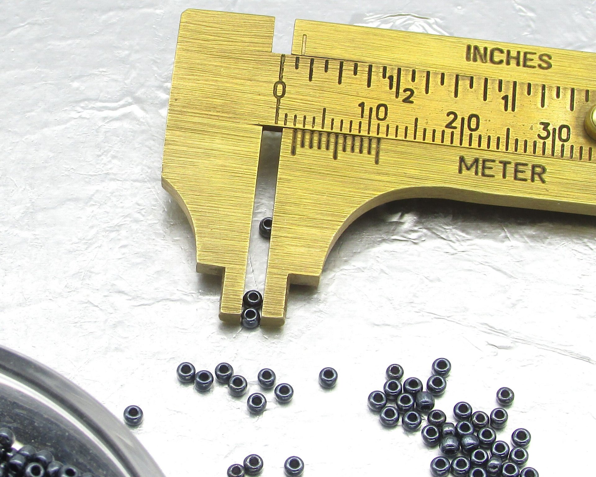 11/0 Round Seed Beads Metallic Gray (25g)