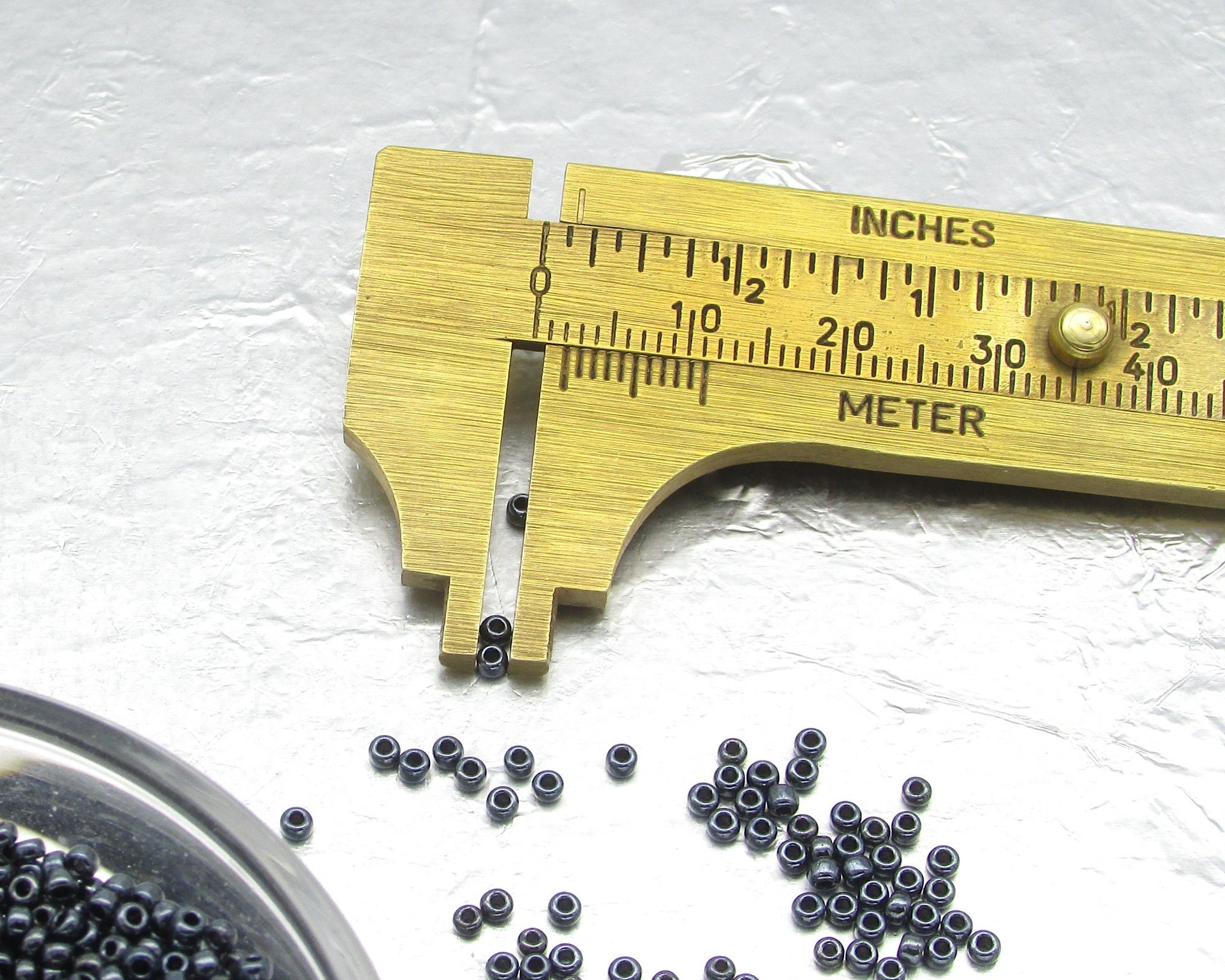 11/0 Round Seed Beads Metallic Gray (25g)