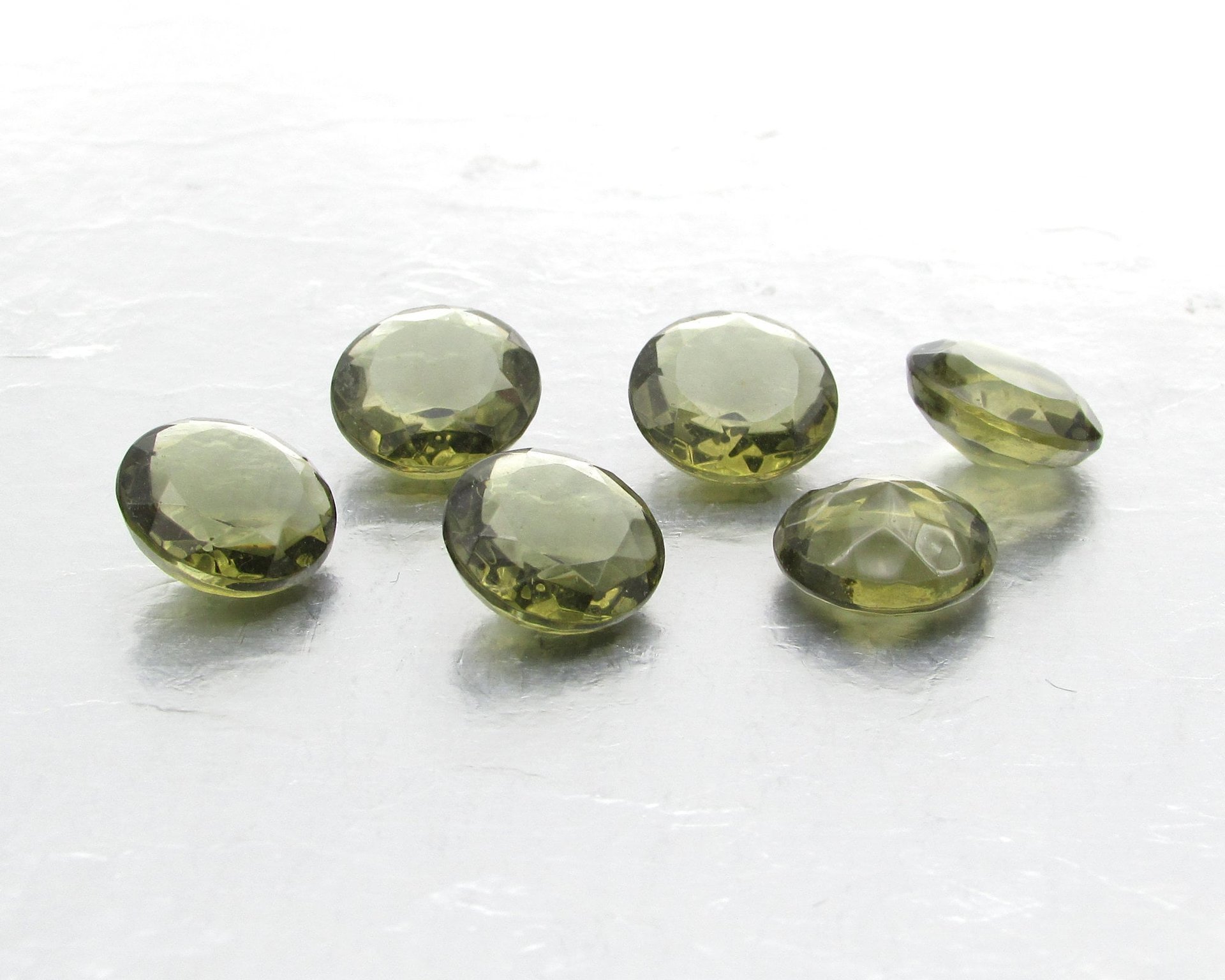 12mm Round Dentelles, Dark Olivine Point Back Unfoiled Glass Rhinestones