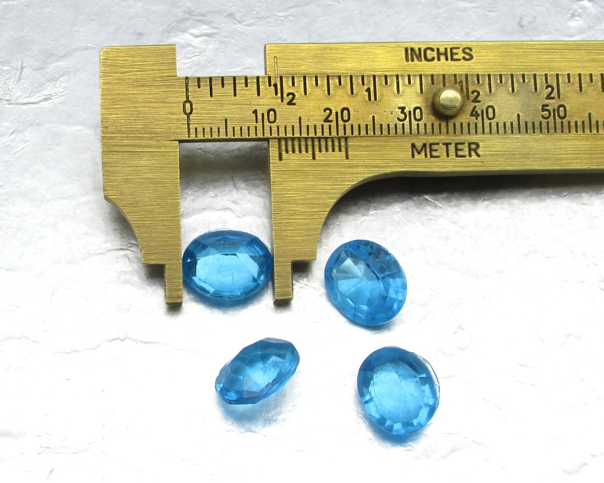 12.5x10mm Aqua Oval Rhinestone Dentelles (4)