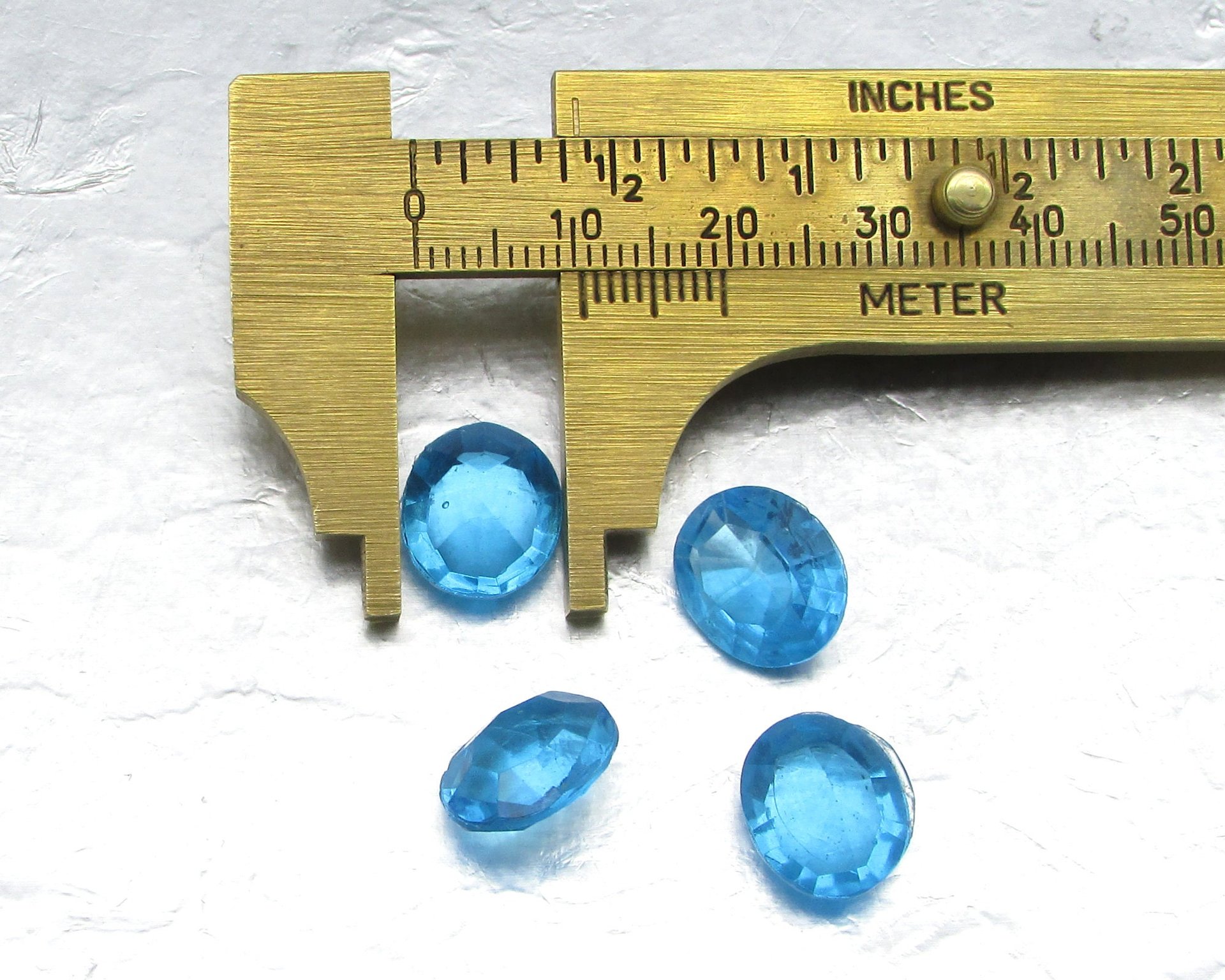 12.5x10mm Aqua Oval Rhinestone Dentelles (4)