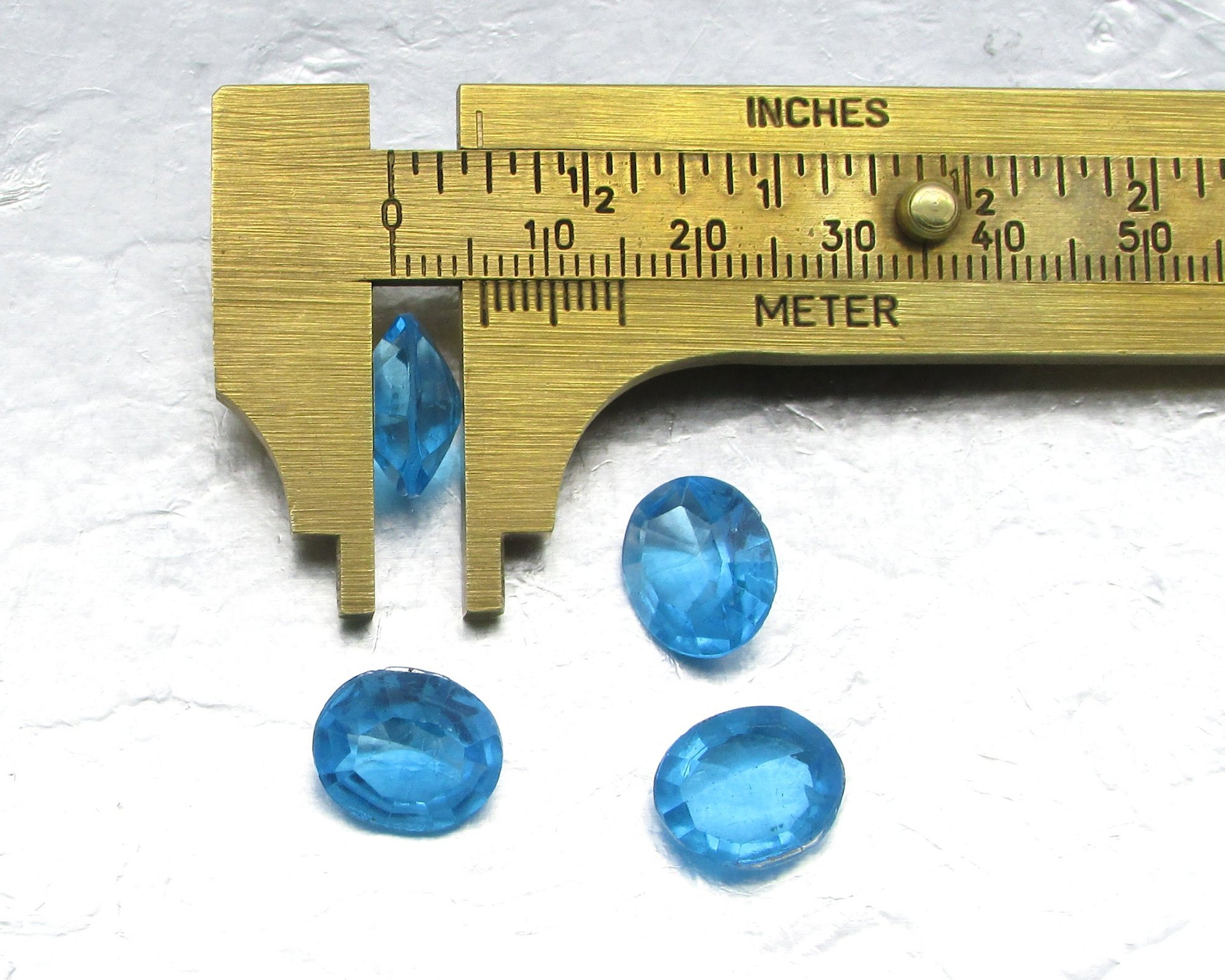 12.5x10mm Aqua Oval Rhinestone Dentelles (4)