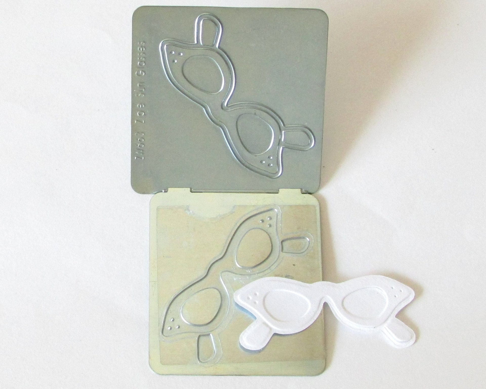 Small Metal Emboss and Cut Folders 2” AccuCut Stanzform Zip‘ e Snaps, Assorted Styles