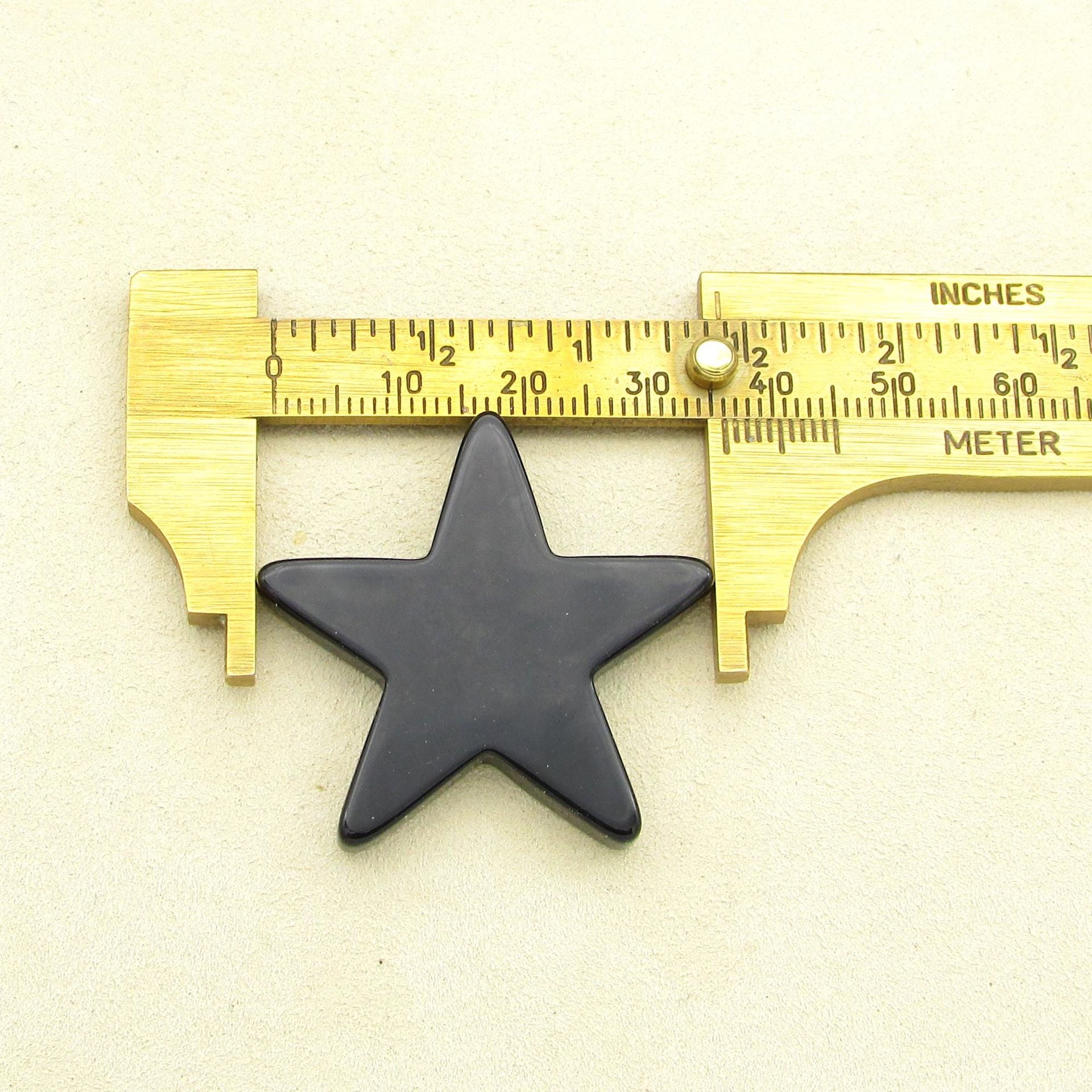 Measurement of the width of the glass star with a caliper.
