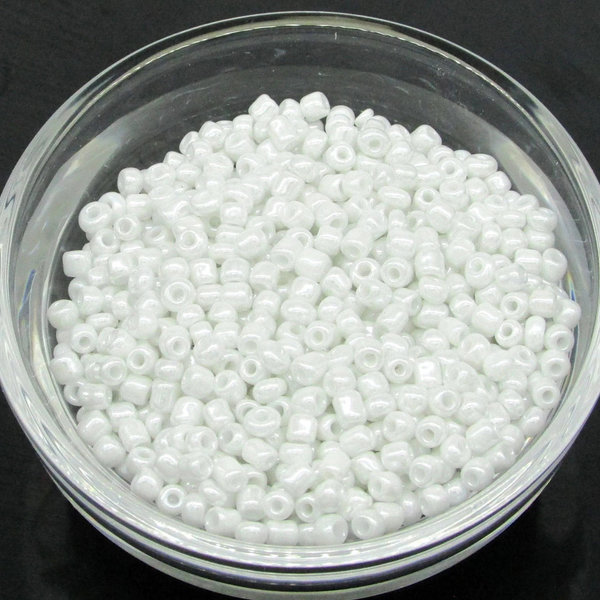 8/0 Round Seed Beads White Lustre (25g)